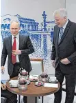  ?? FOTO: DPA ?? Bayerns Ministerpr­äsident Horst Seehofer (re.) und Kremlchef Wladimir Putin in St. Petersburg.