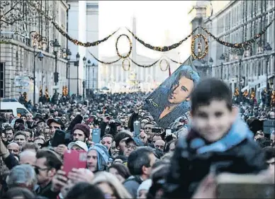  ?? ERIC FEFERBERG / AFP ?? Una multitud segueix des del carrer el funeral celebrat a l’església de la Madeleine