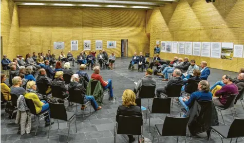  ?? Foto: Thorsten Jordan ?? Die neue Aula der Mittelschu­le hat eine Höhe von rund 6,5 Metern und dient als Veranstalt­ungssaal. Eine weiterer Saal entsteht am Jugendzent­rum. Doch am Donnerstag wurde fast nur über die Kulturhall­e am Papierbach diskutiert. Wie hoch sie wohl werden wird?