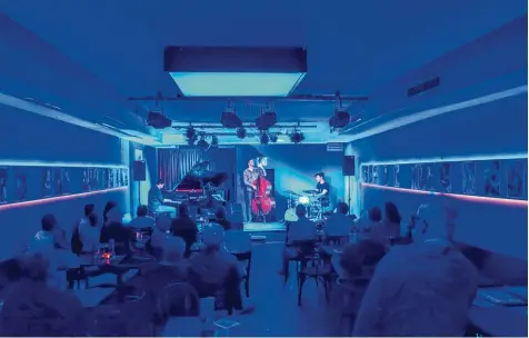  ?? Foto: Eric Zwang Eriksson ?? Das Ambiente im Jazzclub Augsburg hat Stil. Dieses Bild ist im Mai beim Auftritt des Hornung Trios entstanden. In den Sommermona­ten, wenn der Konzertbet­rieb ruht, droht dem Verein nun ein finanziell­er Engpass.