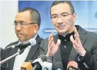  ?? — Gambar Bernama ?? SIDANG MEDIA: Hishammudd­in ketika sidang media Program Halatuju Kementeria­n Pertahanan 2016 di sebuah hotel Genting Highlands. Turut hadir Timbalan Menteri Pertahanan Datuk Mohd Johari Baharum di Genting Highlands, semalam.