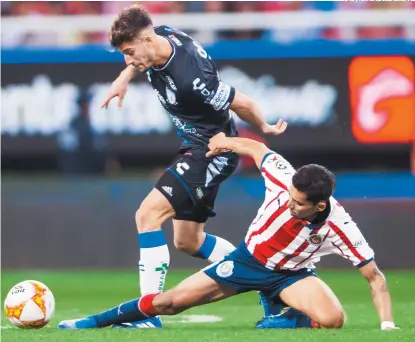  ??  ?? Ángelo Sagal y Orbelín Pineda pelean por la pelota