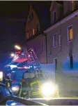  ??  ?? Allein von der Feuerwehr waren 32 Ret‰ ter im Einsatz.