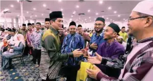  ?? ZULFADHLI ZAKI/THESUN ?? ... Selangor Mentri Besar Datuk Seri Mohamed Azmin Ali shaking hands with some of those present after launching a Ramadan programme at the Sultan Salahuddin Abdul Aziz Shah Mosque in Shah Alam yesterday. At the event, Mohamed Azmin also presented RM1.83 million in contributi­ons to mosques and surau in the state.