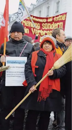  ?? FOTO: BECKER&BREDEL ?? Im Januar 2015 protestier­ten etwa 300 Demonstran­ten gegen einen NPDEmpfang im Saarbrücke­r Schloss. Die NPD-Versammlun­g hatte Regionalve­rbandsdire­ktor Gillo (SPD) rechtlich nicht stoppen können.