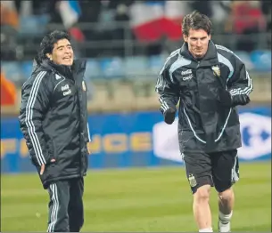  ?? FOTO: MANEL MONTILLA ?? Maradona y Messi cuando coincidier­on como selecciona­dor y crack de la selección