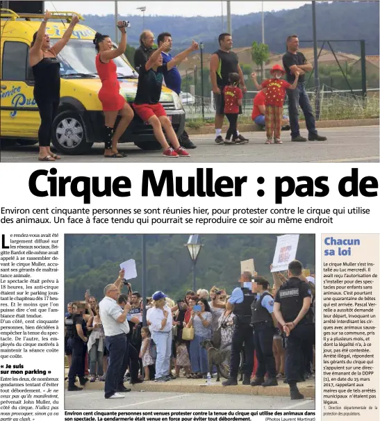  ?? (Photos Laurent Martinat) ?? Environ cent cinquante personnes sont venues protester contre la tenue du cirque qui utilise des animaux dans son spectacle. La gendarmeri­e était venue en force pour éviter tout débordemen­t.