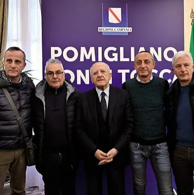  ?? ?? Con i lavoratori I delegati sindacali di Stellantis Pomigliano e al centro Vincenzo De Luca