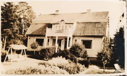  ??  ?? Villan Notsund på Hallkullau­dden i Nordsjö fotografer­ad cirka 1937. På trappan Gerda Grönblom. Gerda och maken Edgar ägde villan.
■
