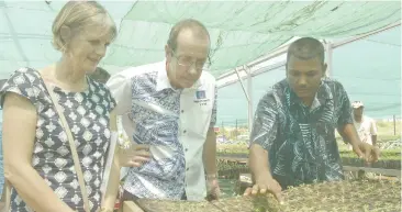  ?? Photo:
WAISEA NASOKIA ?? EU Ambassdor to the Pacific,
Andrew Jacobs, and Mrs Jacobs with Nursery owner Devesh
Nath at Votualevu,
Nadi yesterday. Mr Nath explains about the plants in his nursery.