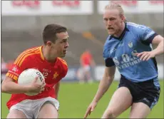  ??  ?? Ryan Mahon (Starlights) has his space restricted by Diarmuid O’Keeffe.