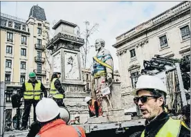  ?? XAVIER CERVERA ?? La obra fue depositada en un camión, que la llevó a la Zona Franca