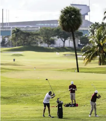  ?? MATIAS J. OCNER mocner@miamiheral­d.com ?? Golfers at the Melreese course on Wednesday.