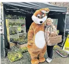  ?? ?? Er war ein Hingucker auf dem Markt: der Osterhase, hier mit Markt-Organisato­rin Ute Godyla.