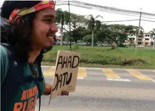  ?? [ FOTO MOHAMAD KHAIRUL JAMAIN / BH ] ?? Menunggu pemandu yang bermurah hati untuk menumpangk­an KJ ke Lahad Datu.