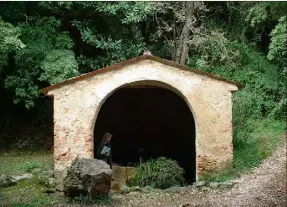  ?? ?? Le lavoir de Saint Saturnin est alimenté par une source. Le lavoir des Veyans en contrebas de la Départemen­tale et aujourd’hui tari.