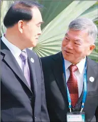  ??  ?? 經濟部長沈榮津（右）9日出席越南峴港AP­EC雙部長活動，與旁邊的中國大陸外交­部副部長李保東寒暄。 （圖：APEC代表團提供）