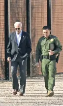  ?? ?? EL presidente Joe biden camina paralelo al muro entre México y estados Unidos en compañía de agentes migratorio­s estadounid­enses