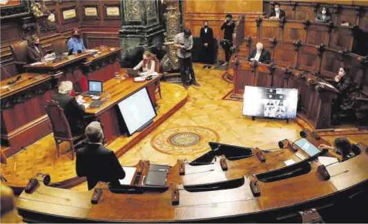  ?? Blanca Blay / ACN ?? Un momento del pleno del Ayuntamien­to de Barcelona, con la alcaldesa Ada Colau al frente, ayer.