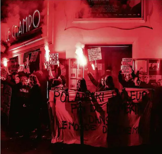  ?? Christophe Archambaul­t - 12.nov.2019/AFP ?? Manifestan­tes protestam contra o diretor polonês Roman Polanski em frente ao cinema Le Champo, em Paris