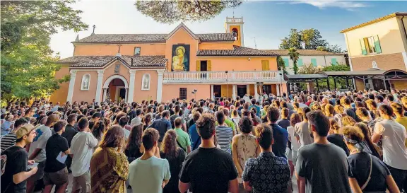  ??  ?? La preghiera Oltre 2.000 persone si sono riunite al santuario della Madonna di Bonora (Rimini) per pregare in vista dell’inizio del Meeting 2018 di Comunione e liberazion­e