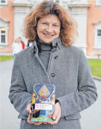  ?? FOTO: CHRISTEL VOITH ?? Birgit Rückert und ihr neuer Schlosskri­mi zu Salem.