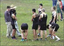  ?? File-ALEX FARRER / staff ?? Coaches Justin Lindsey (left) and Raymond Hobby talk to the team prior to a meet last season.