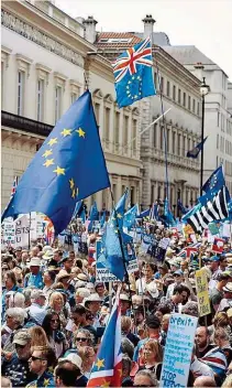  ??  ?? Zwei Jahre nach dem Brexit- Referendum haben jetzt Zehntausen­de Menschen in London gegen den Ausstieg der Briten aus der Europäisch­en Union demonstrie­rt.