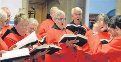  ?? Pictures: George McLuskie. ?? Top, from left: Provost Jim Leishman, Barbara Dickson, Don McCafferty, of Nazareth, Councillor Helen Law and Pete Agnew, Nazareth. Above: the abbey choir performs.