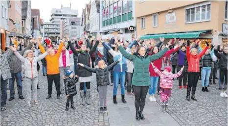  ?? FOTO: ANJA LUTZ ?? Groß und Klein haben am Freitag gemeinsam vor dem Aalener Marktbrunn­en getanzt, um ein Zeichen gegen Gewalt an Frauen und Mädchen zu setzen.