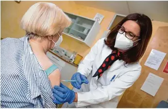  ?? Foto: Christoph Schmidt/dpa ?? Pforzheim: Die Ärztin Nicola Buhlinger-göpfarth impft in ihrer Praxis eine Patientin gegen das Coronaviru­s. Noch gibt es aber nur begrenzt Impfstoff.