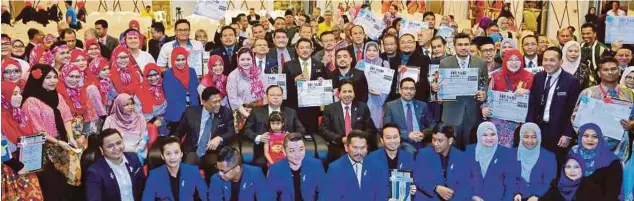  ?? [FOTO AHMAD IRHAM MOHD NOOR/BH] ?? Ismail Sabri bergambar bersama penerima anugerah Hari Inovasi KKLW 2017 di Putrajaya, semalam.