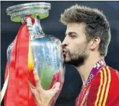  ?? ?? Piqué besa la Eurocopa de 2012.