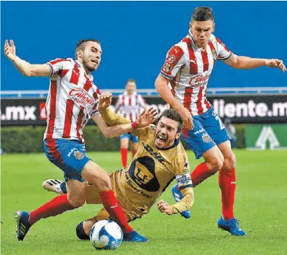  ?? IMAGO7 ?? Alejandro Mayorga le roba la pelota a Juan Pablo Vigón.