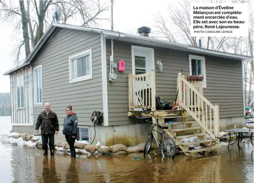  ??  ?? La maison d'Éveline Mélançon est complèteme­nt encerclée d'eau. Elle est avec son ex-beaupère, René Lajeunesse.