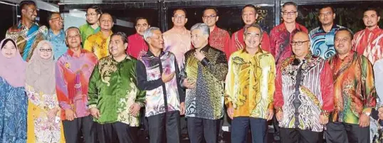  ?? [FOTO AHMAD IRHAM MOHD NOOR/BH] ?? Ahmad Zahid pada Majlis Makan Malam Bersama Pengurus Pusat Transforma­si Malaysia (UTC) di Putrajaya. Yang turut hadir Othman, Mohd Ali dan Aminuddin.