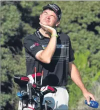  ?? Picture: SNS Group. ?? Feeling the burn: Paul Lawrie applies sunscreen as the excitement heats up.