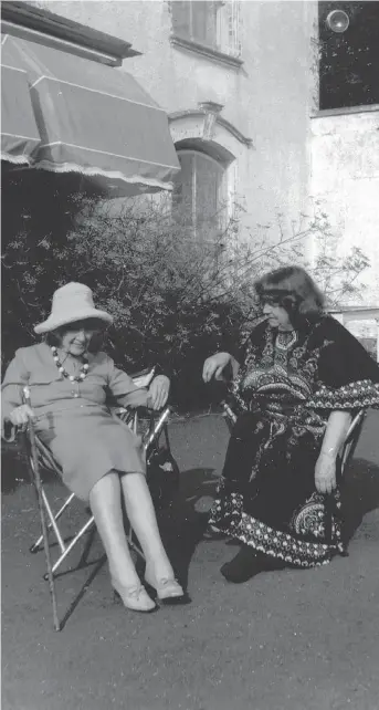  ?? G88KEEPER/WIKIMEDIA COMMONS ?? Author Jean Rhys, left, with Mollie Stoner Velthams in the 1970s. In Caryl Phillips’ new novel A View of the Empire at Sunset, Rhys personifie­s the fading of the British Empire.