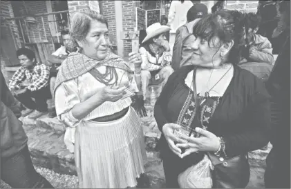  ??  ?? Aspecto del registro de delegados del Congreso Nacional Indígena para la asamblea constituti­va del Concejo Indígena de Gobierno para México, en el Centro Indígena de Capacitaci­ón Integral Fray Bartolomé de Las Casas ACUniversi­dad de la Tierra Chiapas,...