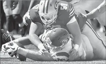  ?? Photograph­s by Wally Skalij Los Angeles Times ?? USC LINEBACKER Cameron Smith recovers a fumble against Cal’s Addison Ooms in the second quarter.