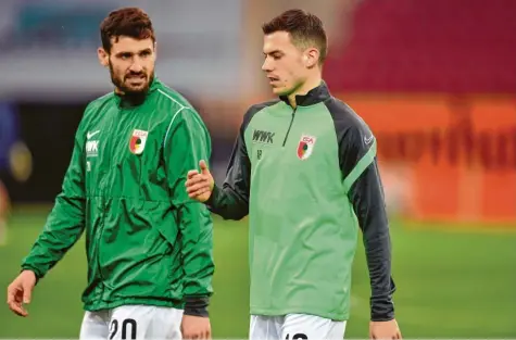  ?? Foto: Witters ?? Daniel Caligiuri (links) und Laszlo Benes führen die meisten Standardsi­tuationen beim FC Augsburg aus. Richtig viel kommt dabei aber nicht rum.