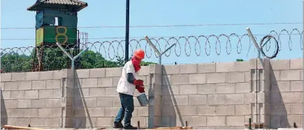  ??  ?? Obras. El primer Centro de Reclusión Temporal tendrá espacio para 3,000 reos en fase de confianza.