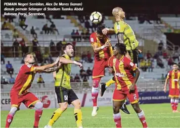  ??  ?? PEMAIN Negeri Sembilan, Alex De Mores (kanan) diasak pemain Selangor di Stadium Tuanku Abdul Rahman Paroi, Seremban.