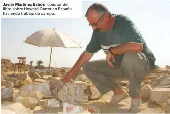  ??  ?? Javier Martínez Babón, coautor del libro sobre Howard Carter en España, haciendo trabajo de campo.