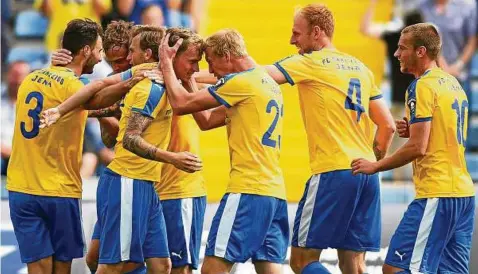  ?? Foto: Tino Zippel ?? Kollektive­r Jubel im Hinspiel gegen Babelsberg: Der FC Carl Zeiss Jena gewann souverän mit :.