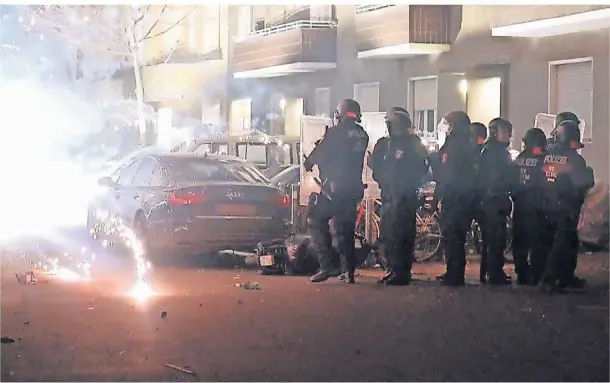  ?? FOTO: JULIUS-CHRISTIAN SCHREINER/DPA ?? Silvester in Berlin: Polizisten wurden mehrfach mit Feuerwerk attackiert.