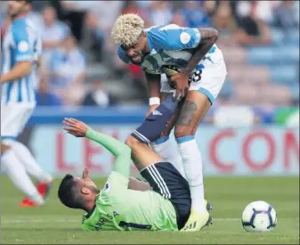  ?? REUTERS ?? Huddersfie­ld Town's Philip Billing runs into Cardiff City goalkeeper Victor Camarasa during their scoreless EPL match at John Smith’s Stadium in Huddersfie­ld, England, on Saturday.