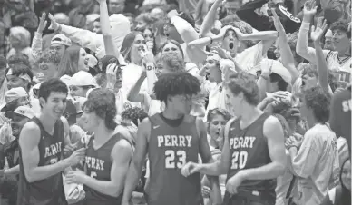  ?? MINGSON LAU/THE REPUBLIC ?? The crowd celebrates after Perry’s Koa Peat (10) dunked the ball during a Jan. 16 game against Basha at Basha High School in Chandler.