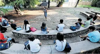  ?? [ Reuters ] ?? Italienisc­her Schulunter­richt zu Coronazeit­en: Die Angst vor einer zweiten Welle ist groß.