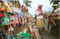  ?? RIKO ADITYA/RADAR TARAKAN/JPG ?? MASIH BANYAK: Seorang pedagang trompet berjualan di Alun-Alun Nunukan kemarin.